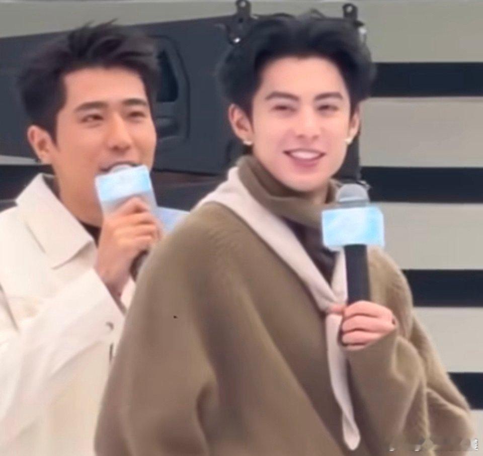 王鹤棣开门袭来的颜值暴击王鹤棣给粉丝展示秋裤谁被王鹤棣狠狠帅到！开门即是颜值暴击