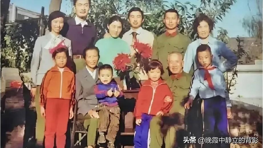 1979年这张粟裕将军三代同堂全家福，大将平日里是怎样教育家中子女？