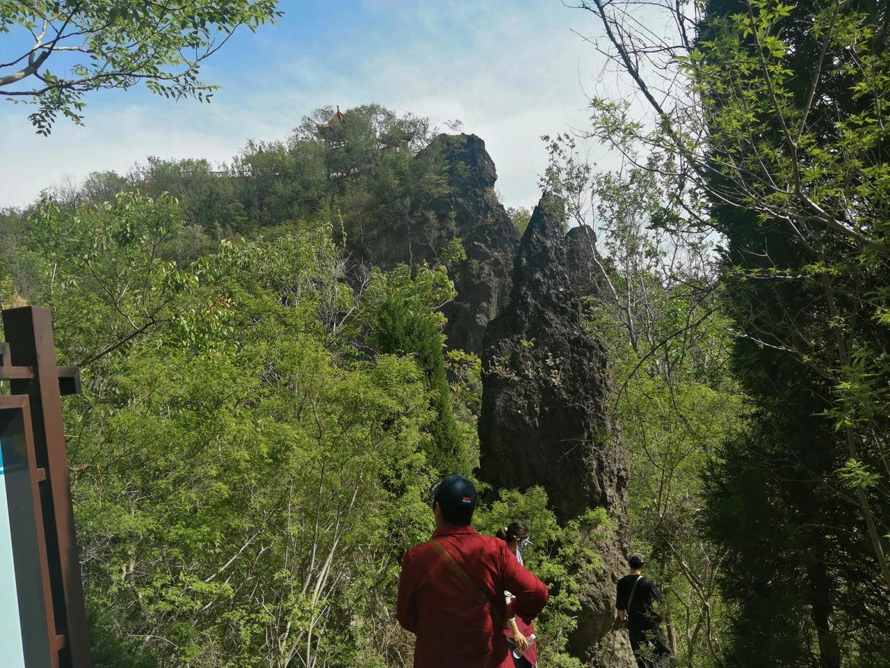 这里是号称京南第一山的“碣石山”，是不是名符其实？欣赏一下碣石山的碣石。
 
#