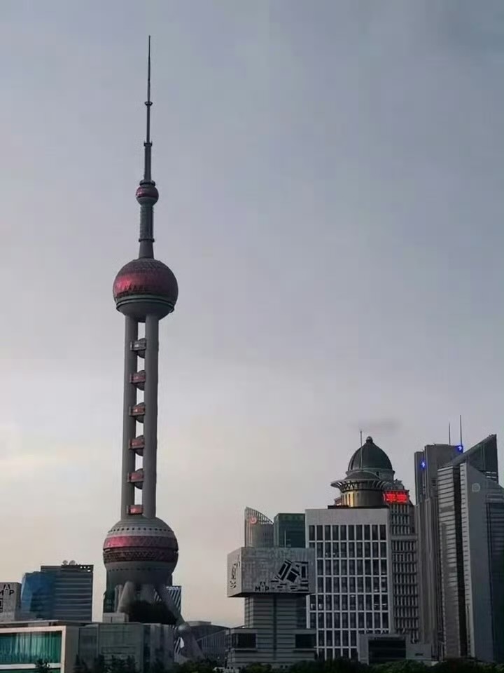 东方明珠下的徐明浩 徐明浩最新营业，雨幕里的江边随拍自带电影质感，灰黑色调与江景