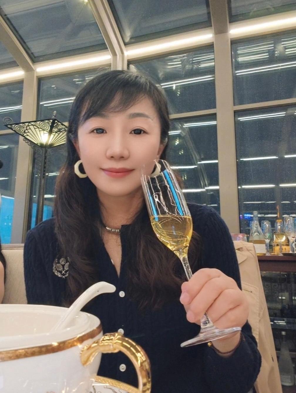 和平饭店露台，每次都有惊喜.！
这个春天🍃，一边是黄浦江璀璨夜景，一边是龙凤厅