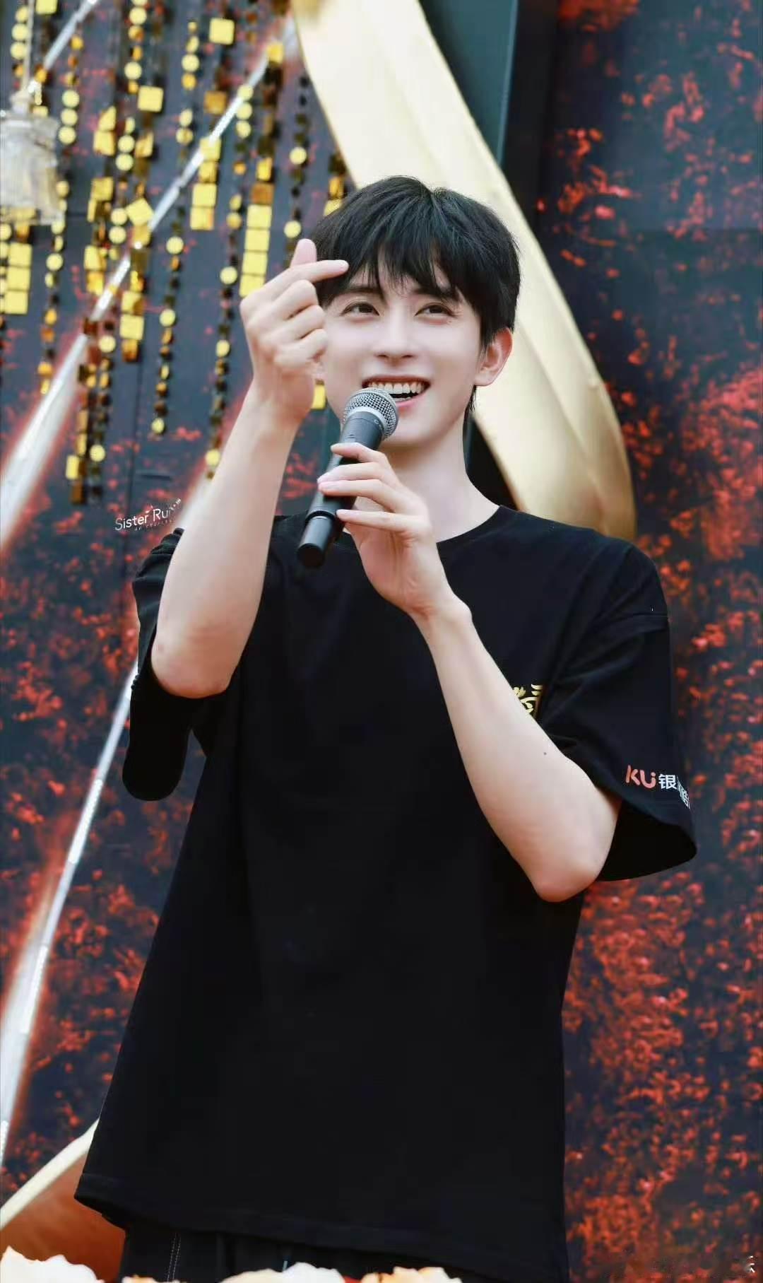 敖瑞鹏新剧错世录今日开机 原著书粉蹲守开机，选角贴合心中魏劫模样，敖瑞鹏的演绎让