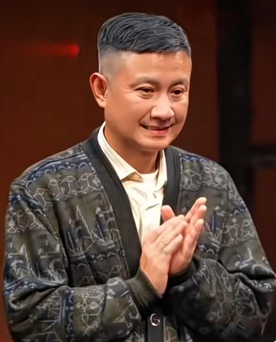 文章这是怎么啦？感觉都快让人认不出来了。他不是比马伊琍还小8岁吗？我怎么感觉现在