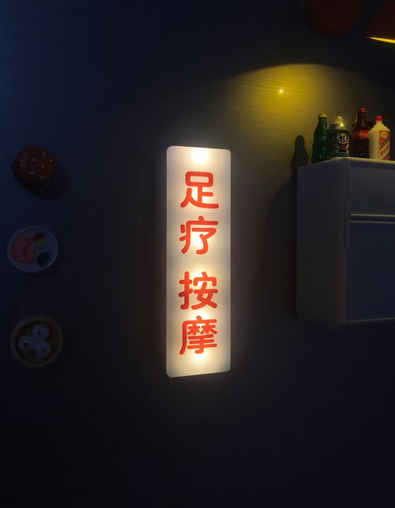 现在的冰箱贴充满温馨。 