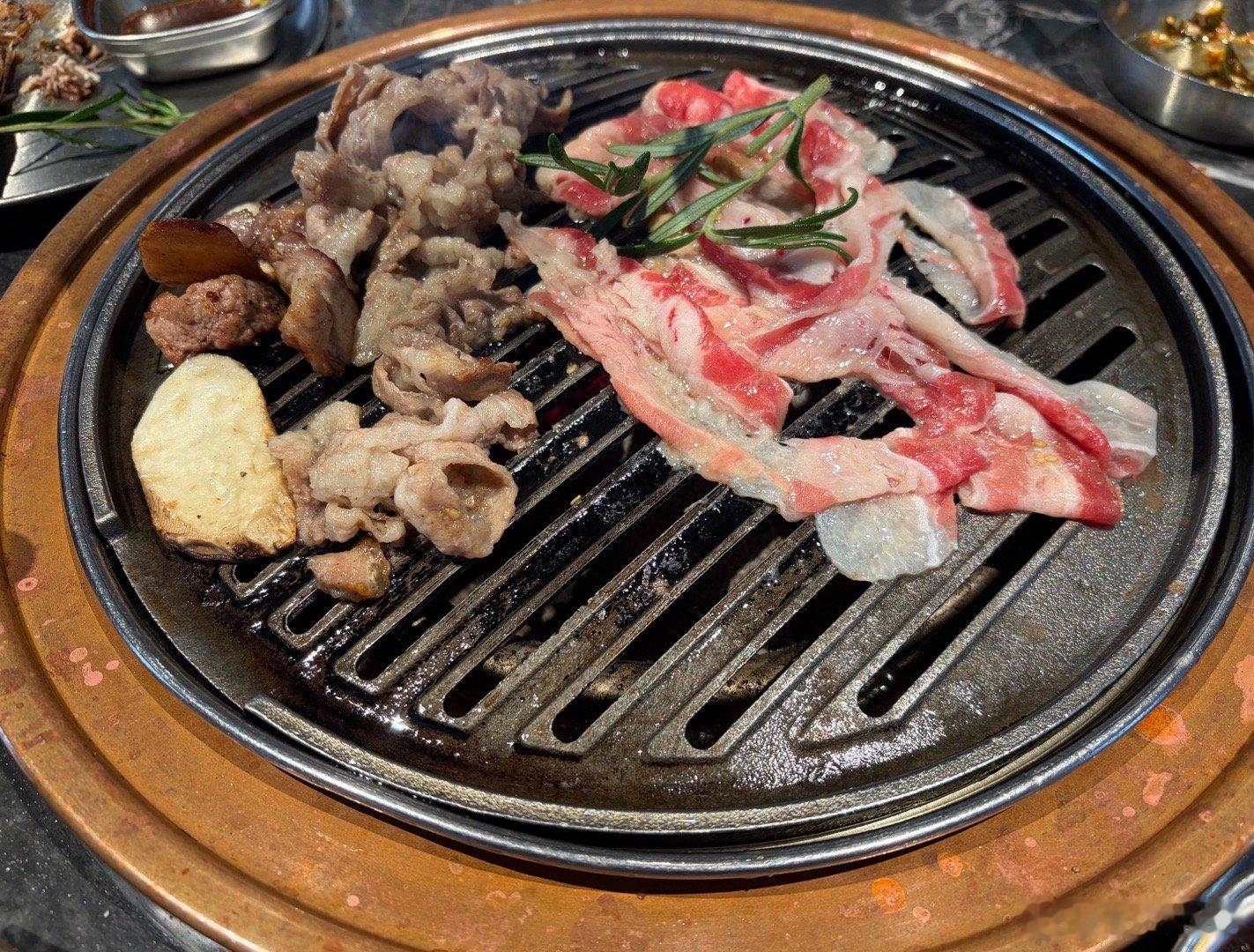 今天中午吃烤肉🍖 