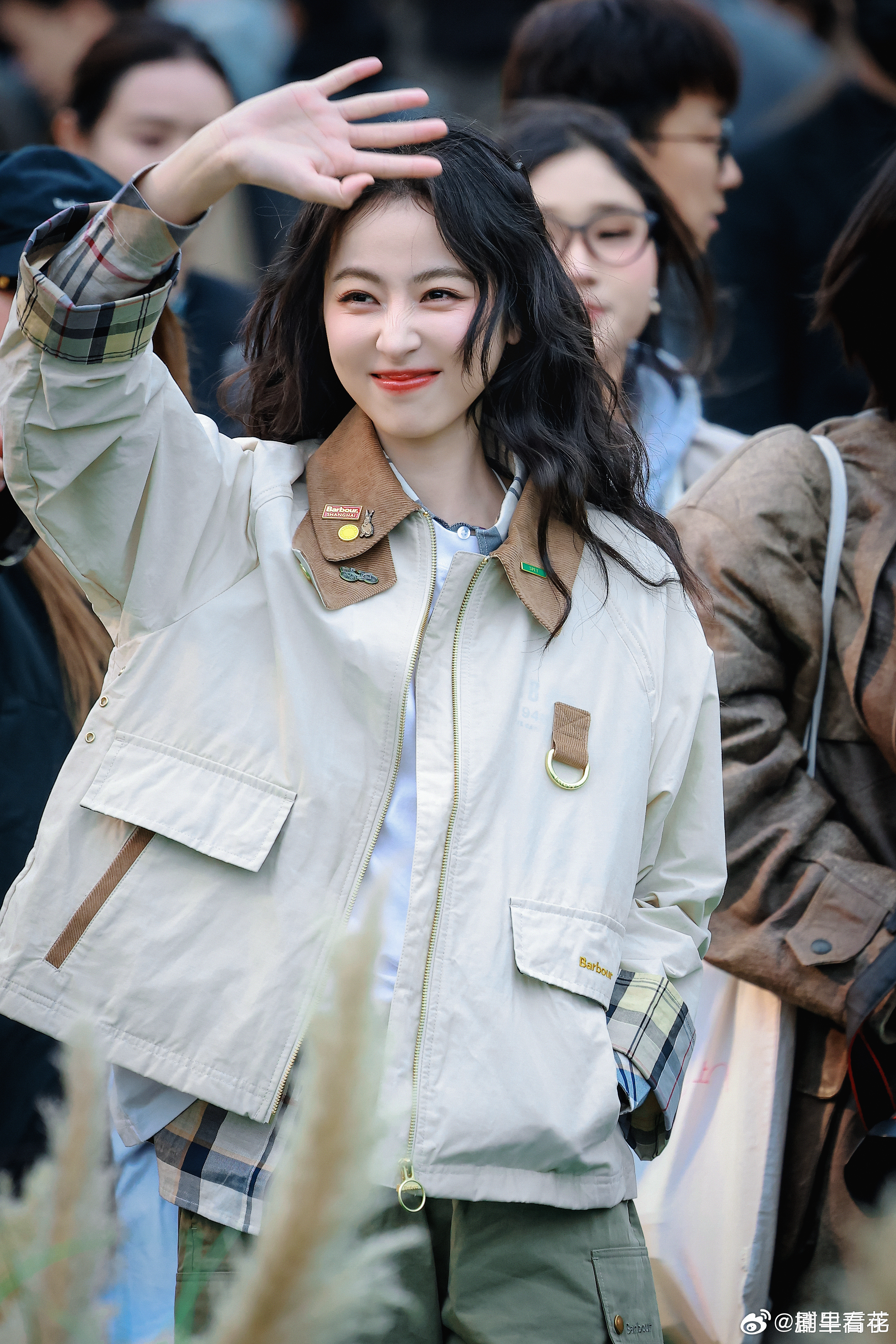 想魂穿周雨彤手里牵着的那只小狗被周雨彤的英伦风硬控了 英伦风衬衫领口别着珍珠别针