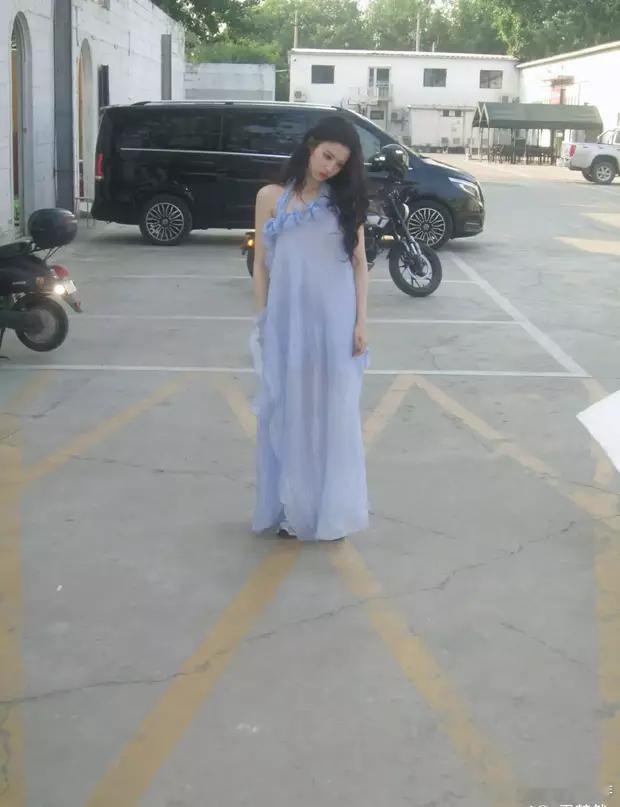 王楚然身穿一袭蓝色连衣裙的她身材高挑，皮肤白皙，在人群中很是打眼。 ​​​