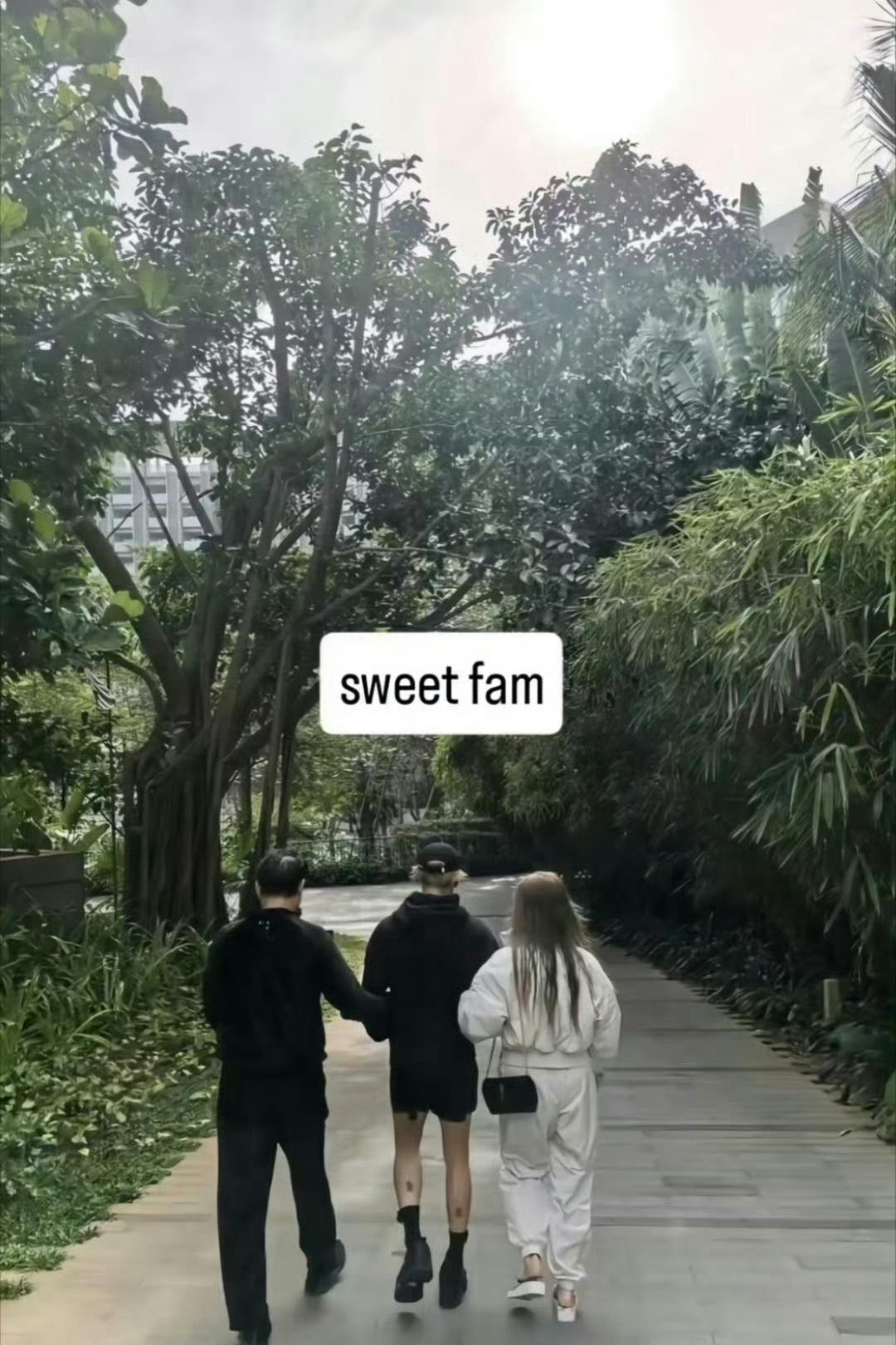 王嘉尔和父母之间的互动总是充满温馨与自然。从他们相处的方式中，我们可以看到一个普