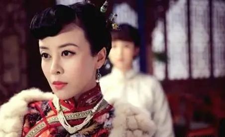 东北王张作霖，后院六房姨太太，没有一个是省油的灯。可偏偏有一位，让他当众破口大骂