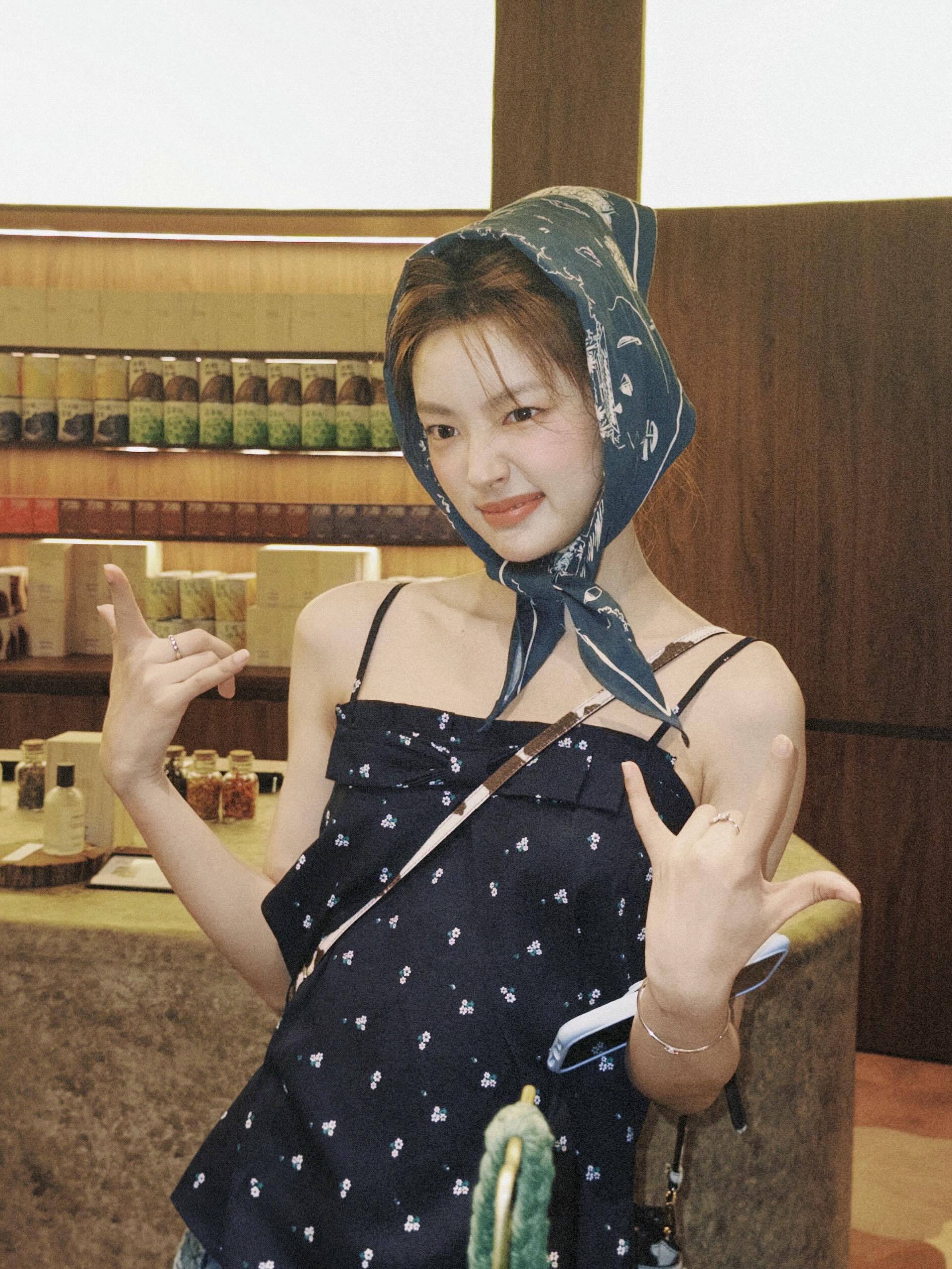 徐若晗  xrh徐若晗明川有知夏 5.22  小🍠/🫘/INS更新“小头巾大