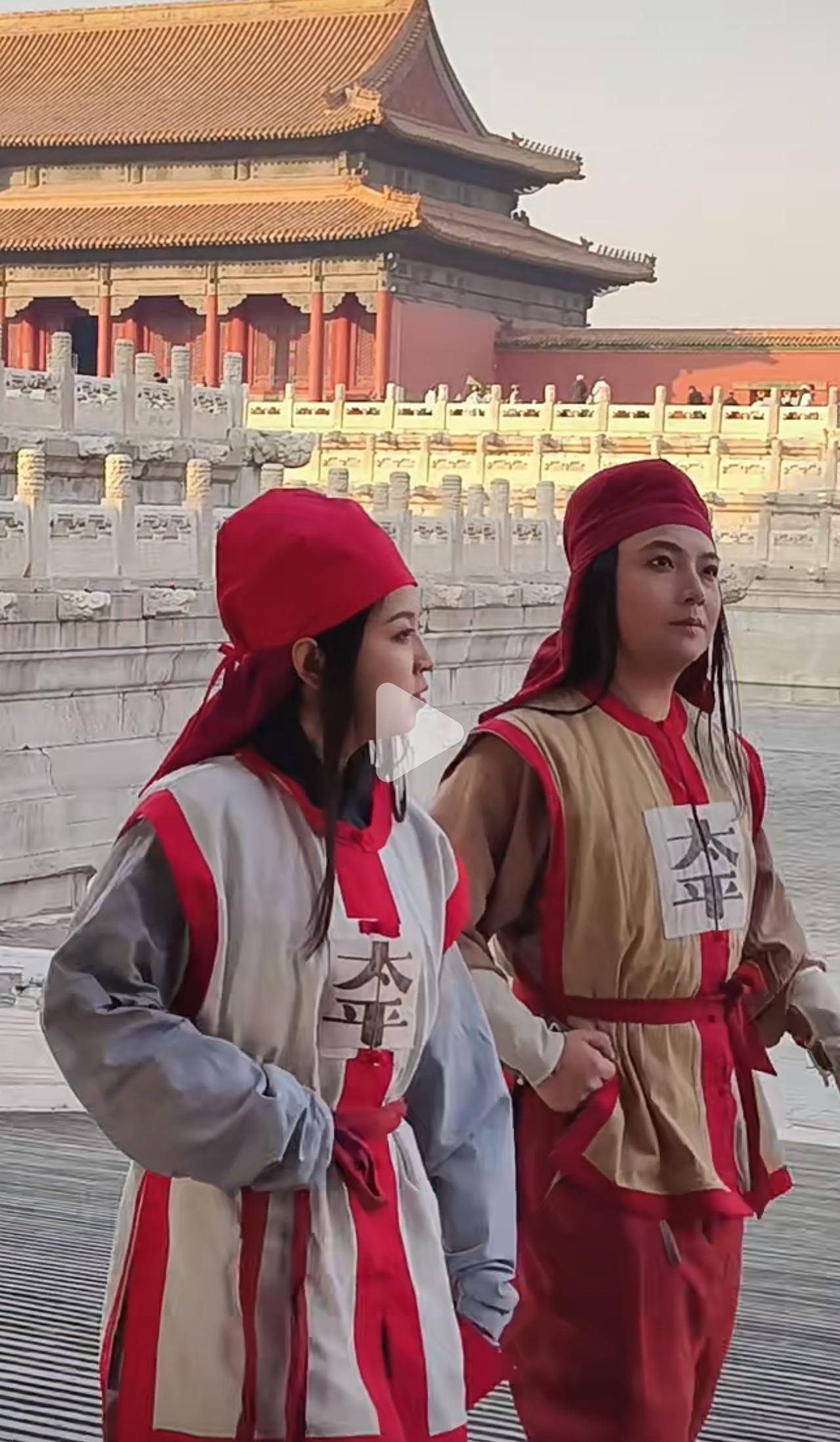 这两位小姐姐火了，

虽然他们没有特别出众的颜值，

也没有身穿靓丽的服饰，但是