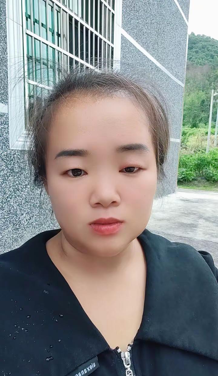 这几天眼睛不舒服，感觉自己像自带了“美颜滤镜”，看啥都模糊。别人是“朦胧美”，我