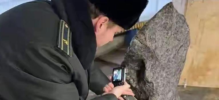 惊天截获！俄罗斯拦下2吨伪装景观雕塑，竟是中国新疆阿勒泰45亿年铁陨石，估值超2