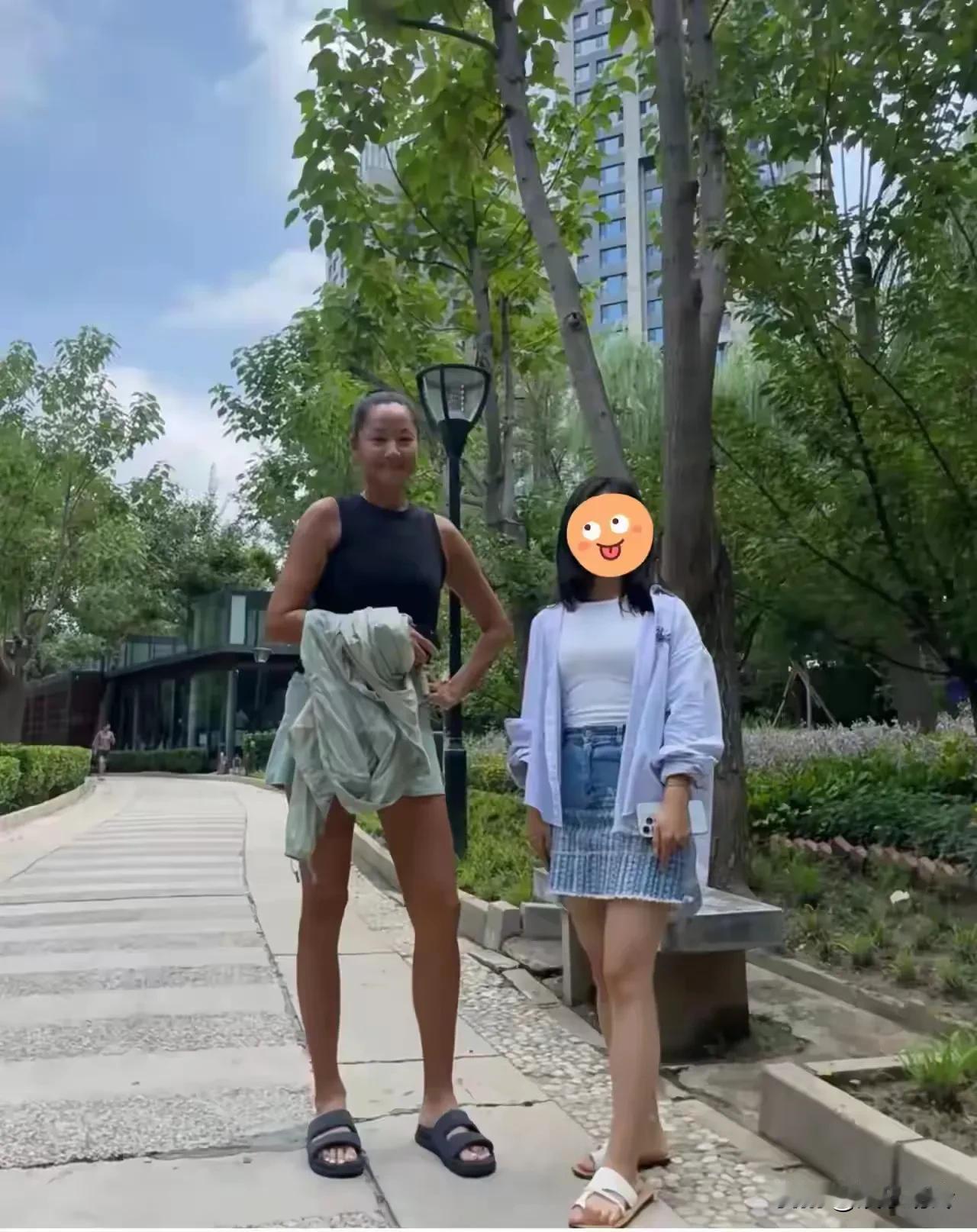 有网友偶遇瞿颖，真人比想象的还要高，这腿得有2米长吧。

瞿颖晒黑了自己的皮肤，