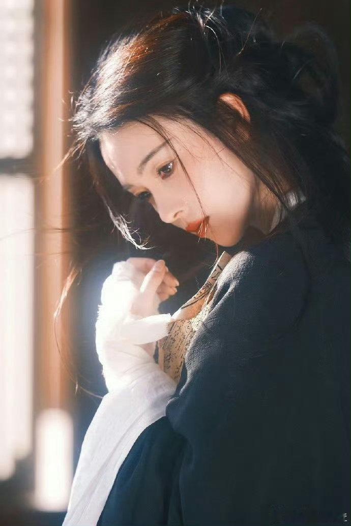 陈瑶清唱惊鸿一面她把《惊鸿一面》里那种婉转温柔的古风意境完美诠释出来，清唱的感染