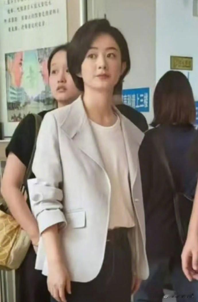 赵丽颖新剧路透，超短发型，大家看看怎么样？