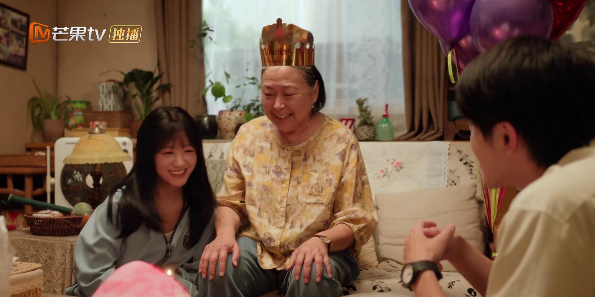 炽夏里出现了方芳，看到她很高兴 