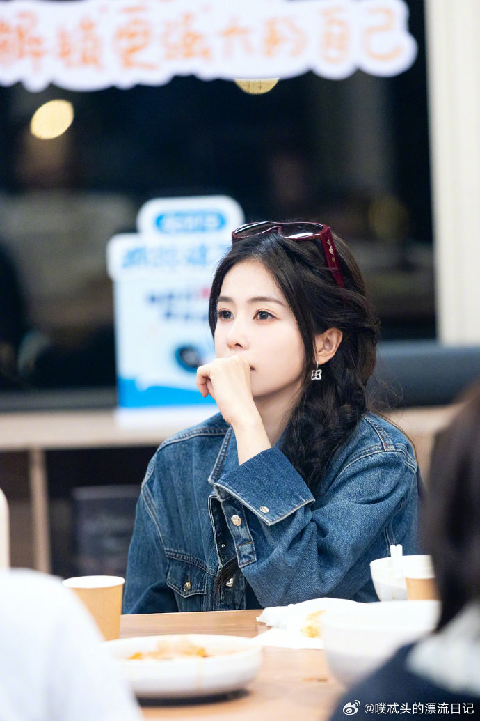 白鹿白鹿满格的快乐plog 只有白鹿一个人自恋也太可爱了！自恋是有资本的，人美心