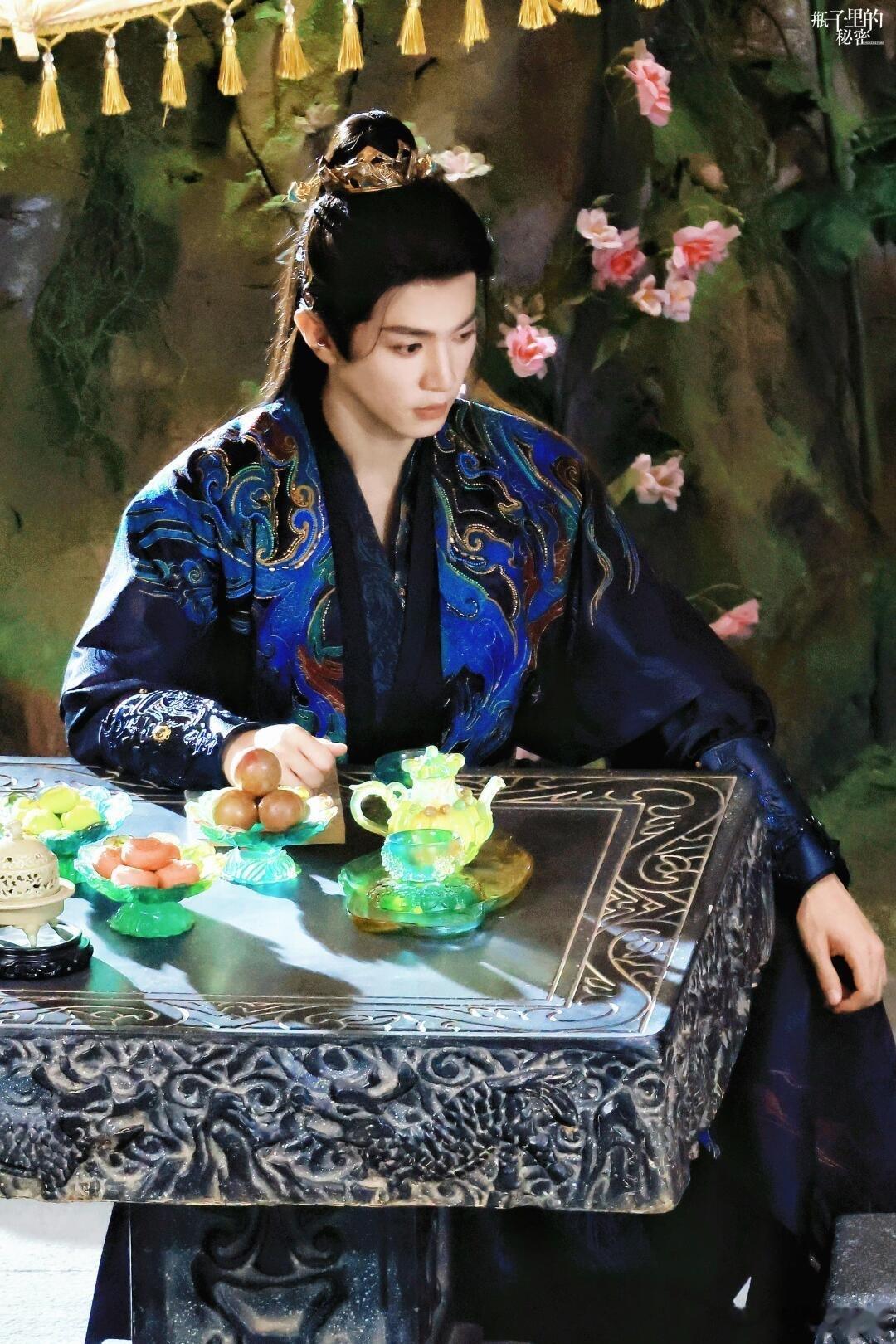 #陈哲远拍拍武术指导这一下#不得不说陈哲远的这个动作真的是太暖心了吧，也是非常的