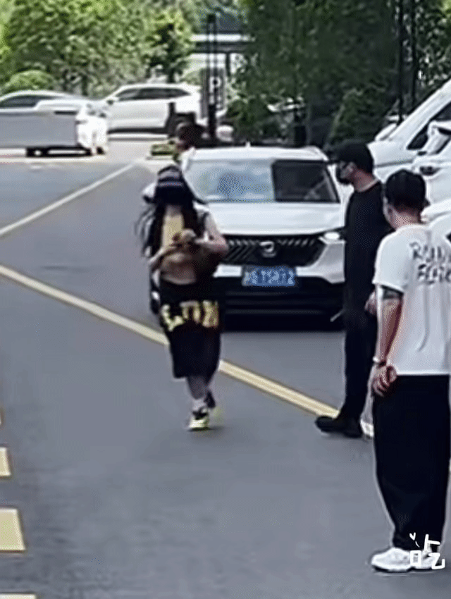 跑起来好像小学生哈哈哈哈哈 