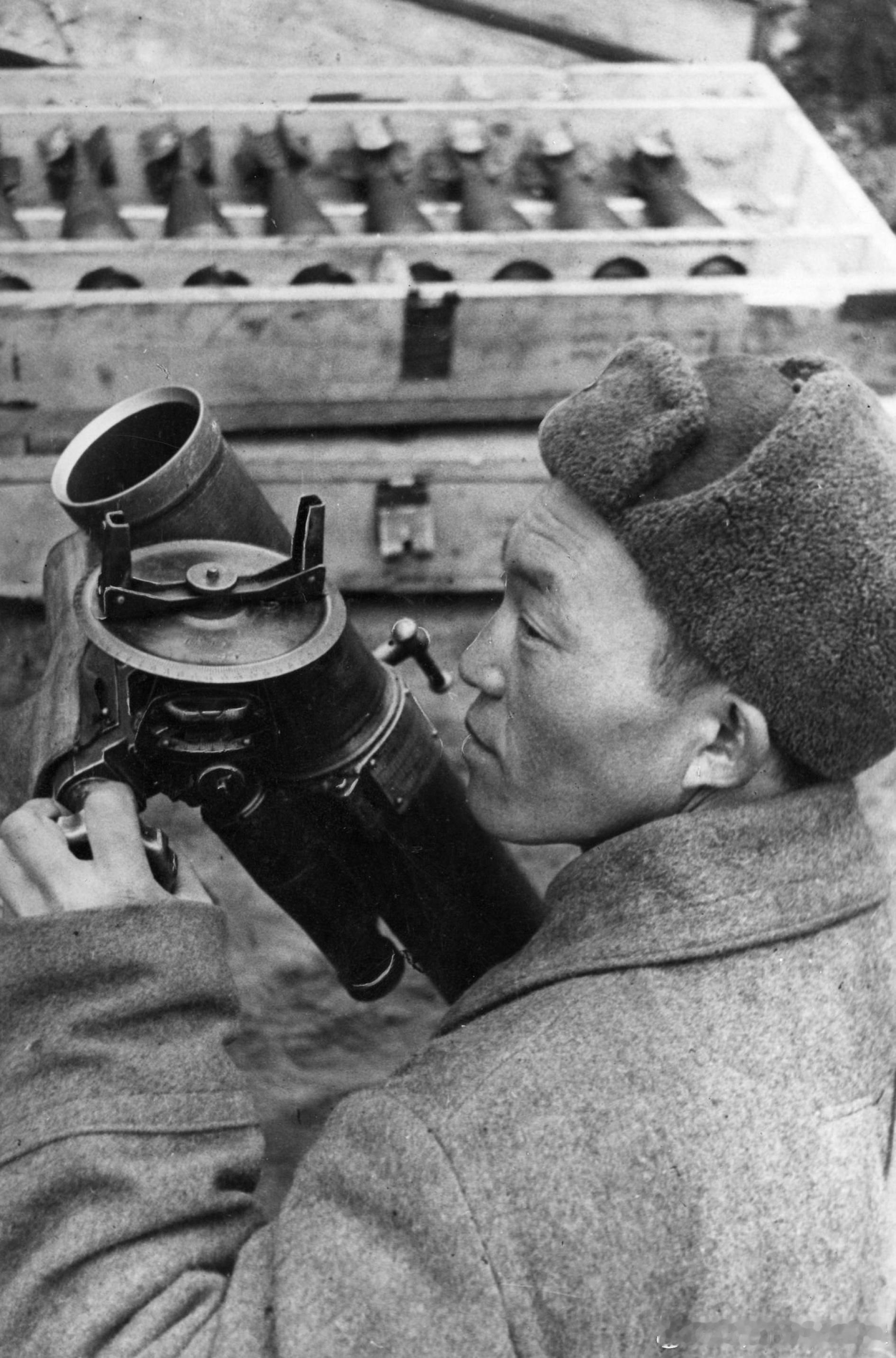 1943年苏军82毫米迫击炮手使用МПБ-82瞄准镜军事历史全触达 ​​​