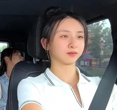 田亮：闺女，你开车真稳。
你妈和弟弟，在后头睡得特别踏实。
刚才换我开，全车人都