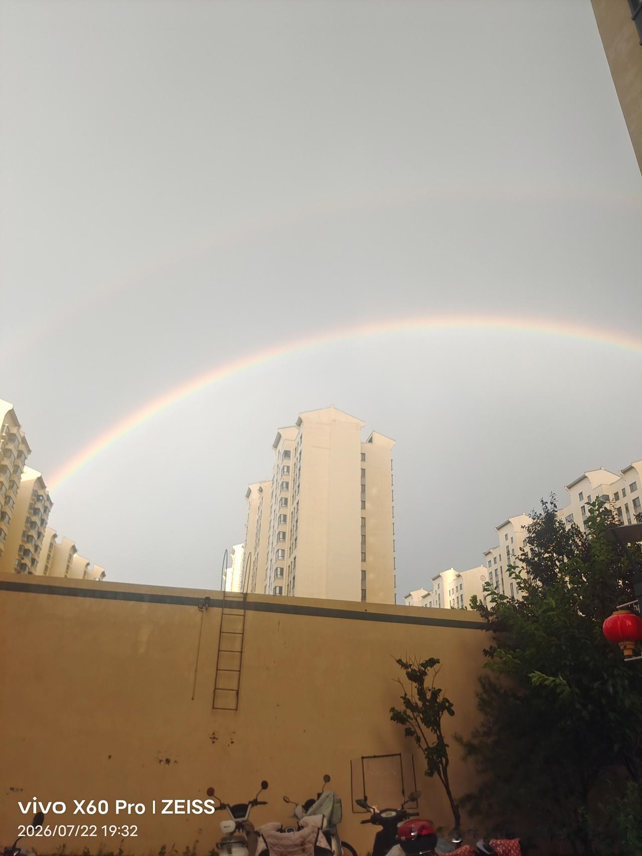 难得看到彩虹🌈，还是双彩虹！
还真是风雨之后就是彩虹呀！自然彩虹