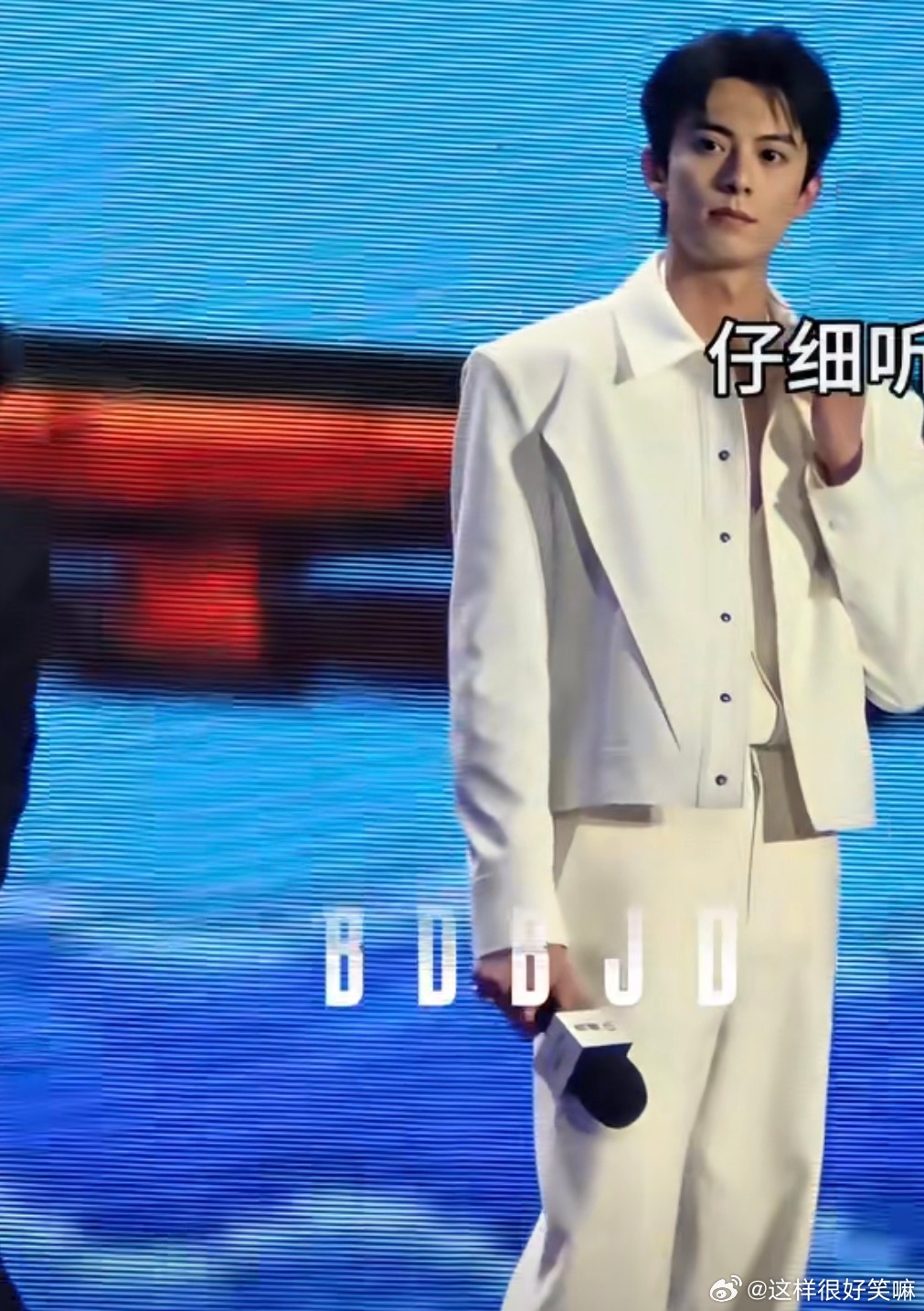 全场粉丝喊王鹤棣你最棒王鹤棣这套衣服穿上可真帅气，这事最近风波之后，粉丝给王鹤棣