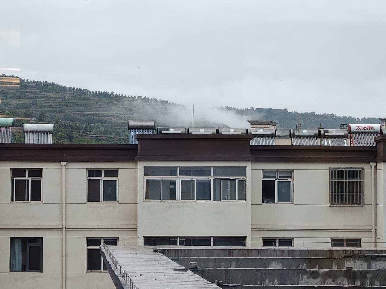 为啥下过大雨之后有的山头笼罩着雾气，而有的山头啥也没有？