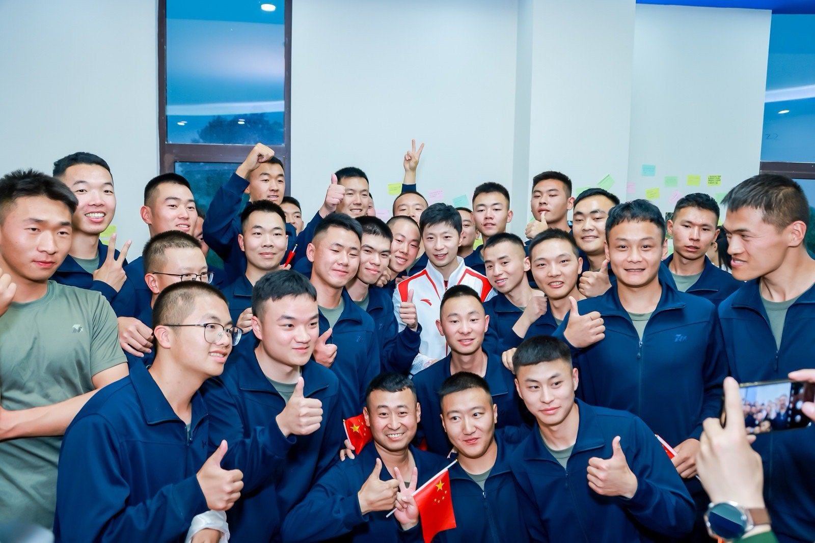 马龙汪顺等坚守瞬间人物恭喜这位功勋卓著，根正苗红，热爱和坚守祖国都全肯定的马龙。