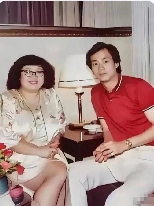 郑少秋和肥肥婚后看着很甜蜜，郑少秋年轻高大帅气，一身红色体恤衫，白色长裤，眉清目