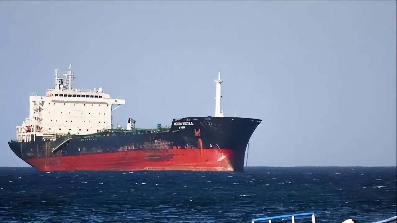 毛主席早就说过：美国是只纸老虎，一戳就穿。这次扣押中国货轮的同时，却放走了俄罗斯