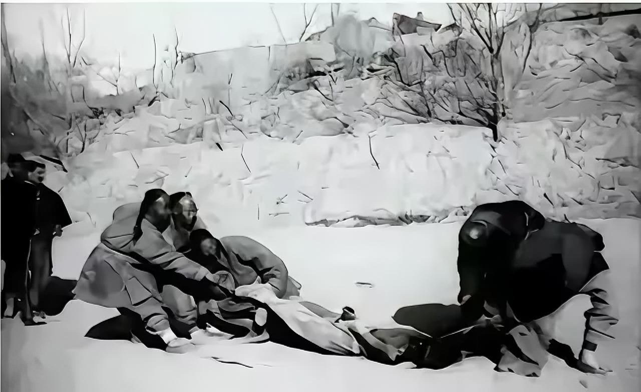 1944年，日军将一个光着身子的少女扔到了河边，临走时还踢了几脚。突然，一条狼狗