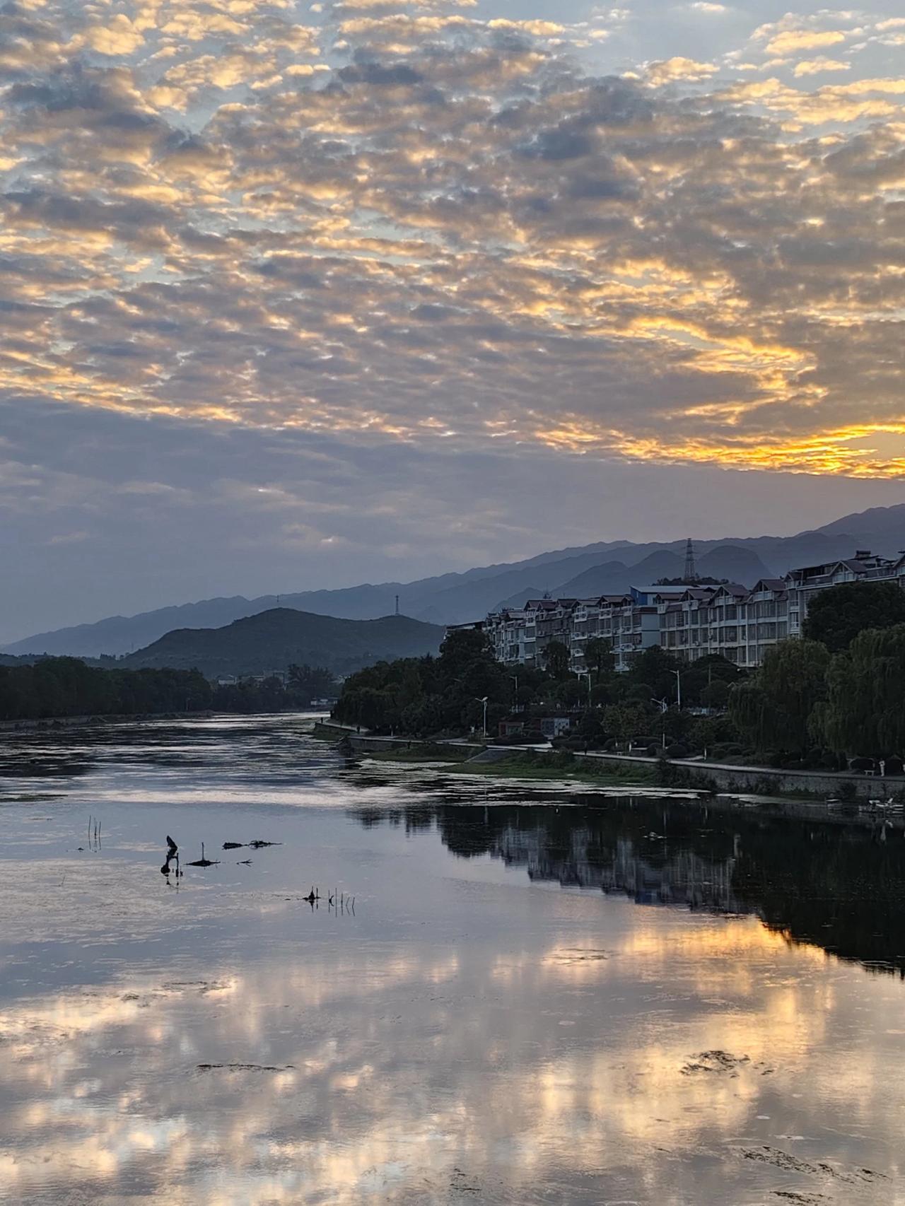 一天中最悠闲自在的时刻，莫过于在下班回家的路上。和同学兼同事边走边聊，慢慢悠悠，
