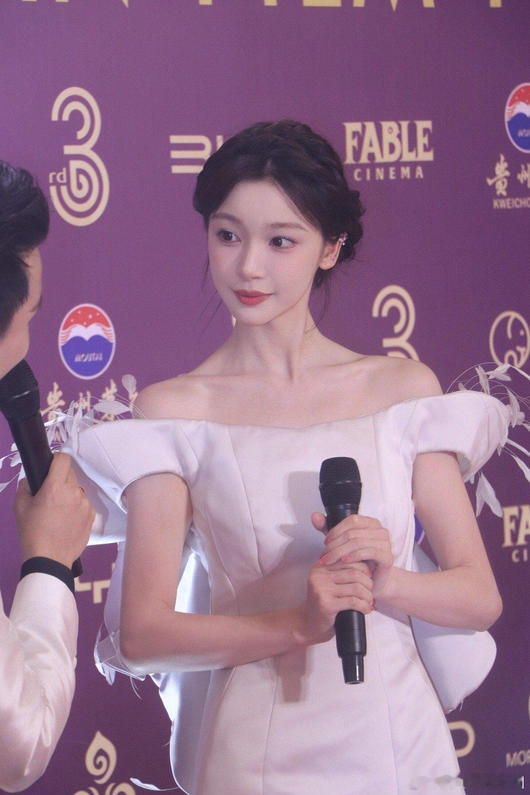 易梦玲柬埔寨电影节生图有没有人觉得她现在越来越有星味了！ ​​​