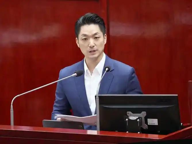 记者曾问蒋万安：你是台湾人还是中国人？蒋万安的回答出乎预料。他说：我是台湾人，是