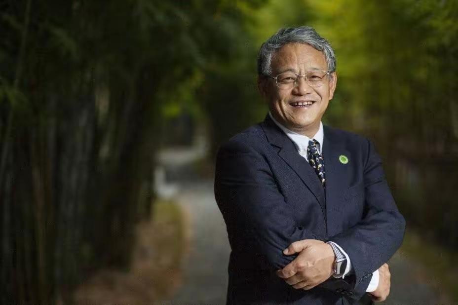 武汉曾经的首富，人福医药集团老板艾路明于7月8日以涉嫌非法吸收公众存款罪被刑事拘