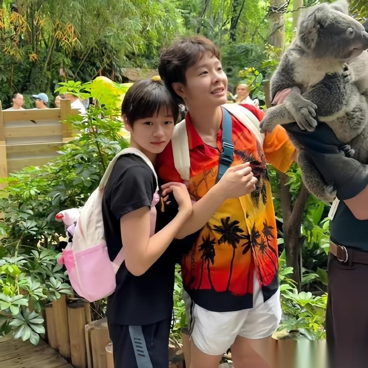 看到这个图片，真的被暖到了，这是巴黎奥运会后，全红婵和陈艺文去动物园游玩被网友拍