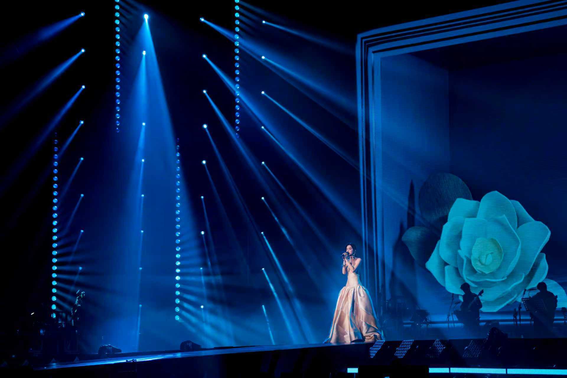 Ella肉眼可见的气血充足感 常年健身让她保持最佳状态，高强度唱跳不喊累，妆容精