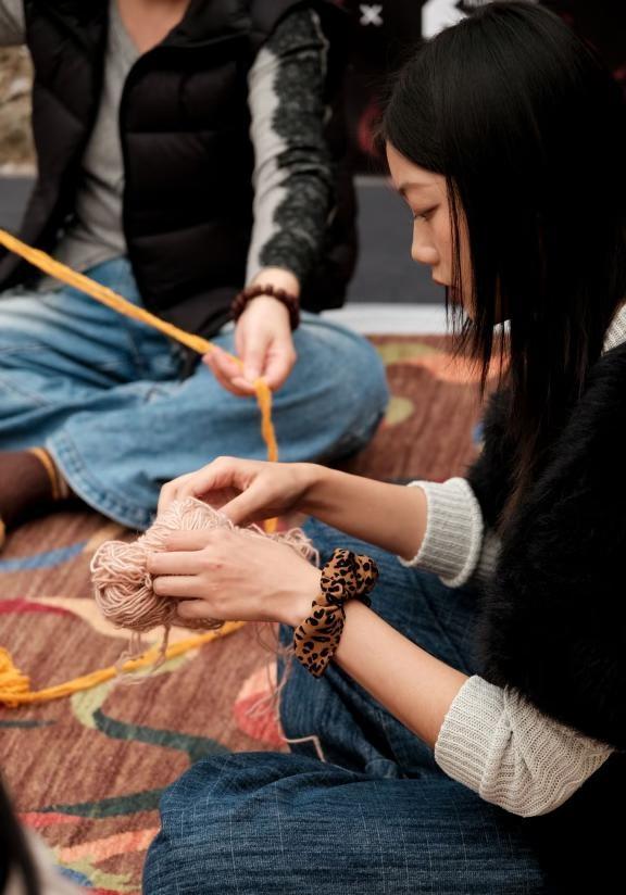 一枚杯垫，织出“地方”的形状
上个周末，在@三联人文城市 活动现场上，
我们开始