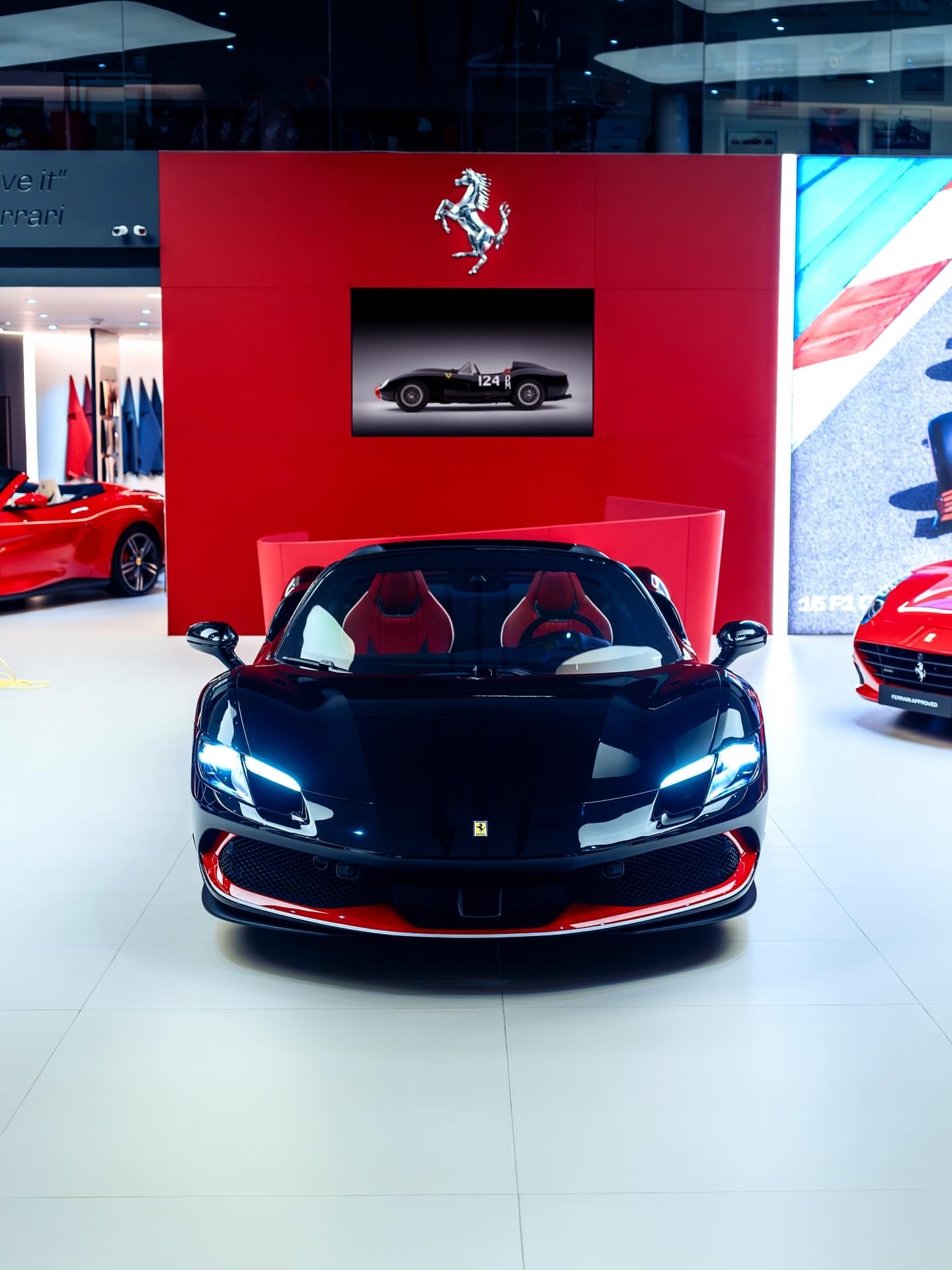 1×2×4=8…显然，今天是个周一！！ 法拉利 296 GTS 量身定制版...