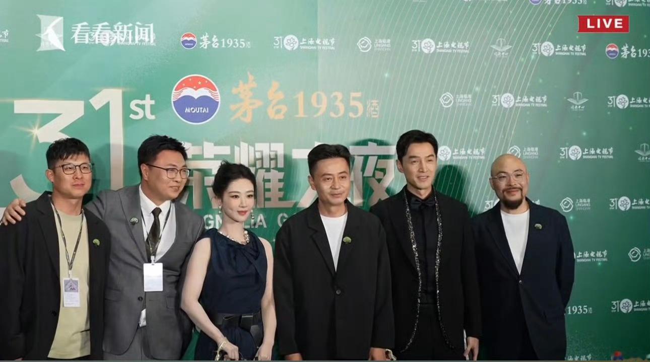 怎么每个人胸前都戴着一个“🌳”啊笑死我了，师徒俩怎么没有？ 