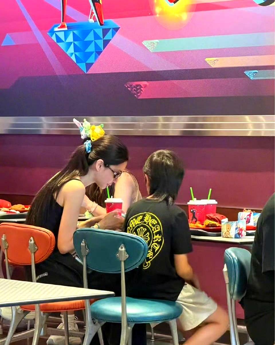 一个男人能安心拼事业，背后到底是谁在扛家？
很多人一说黄晓明，先想到的是咖位和资