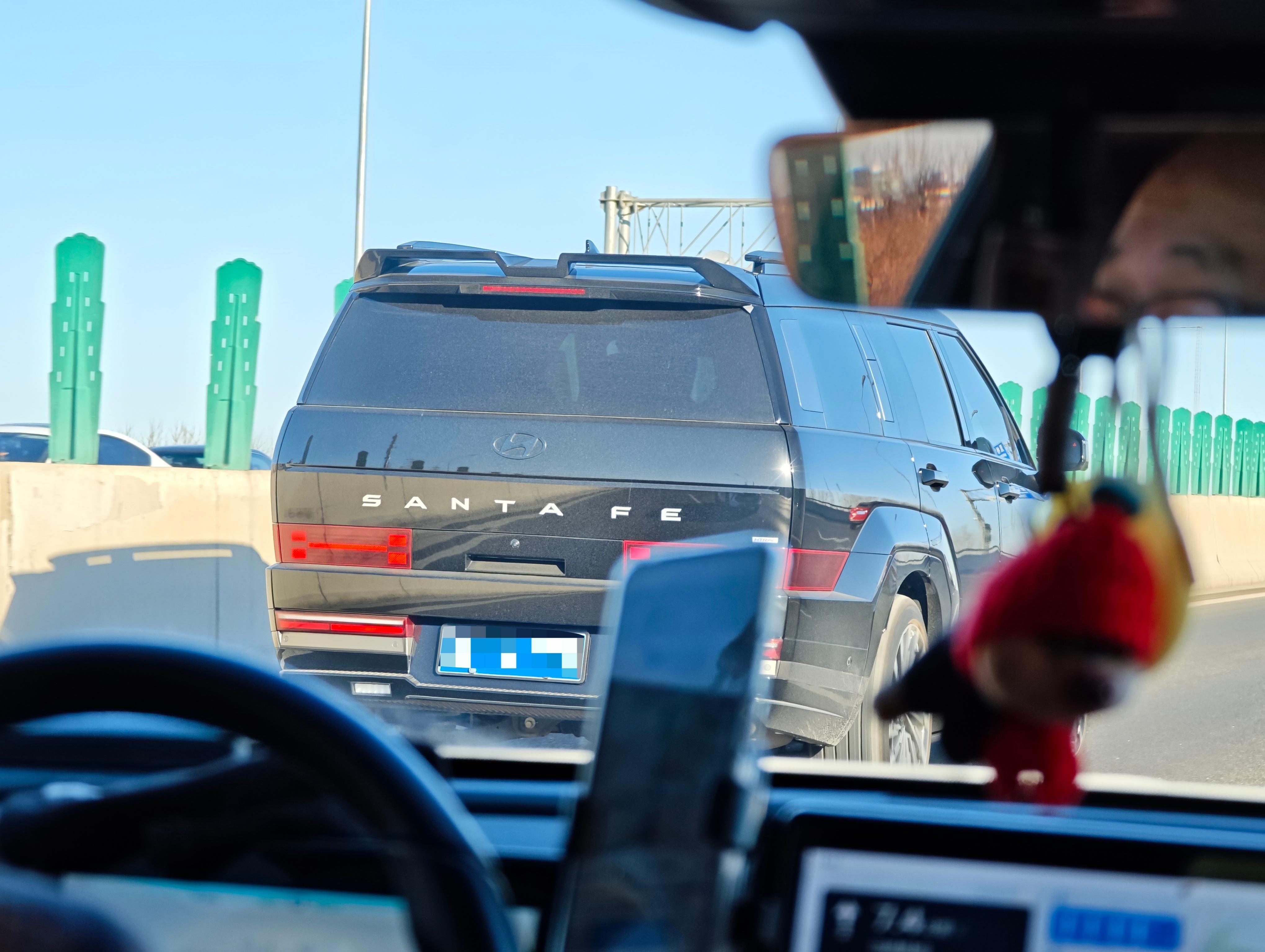 这代现代胜达也上市一年多了，今天第一次在路上见到活的。个人觉得车尾设计实在太潦草