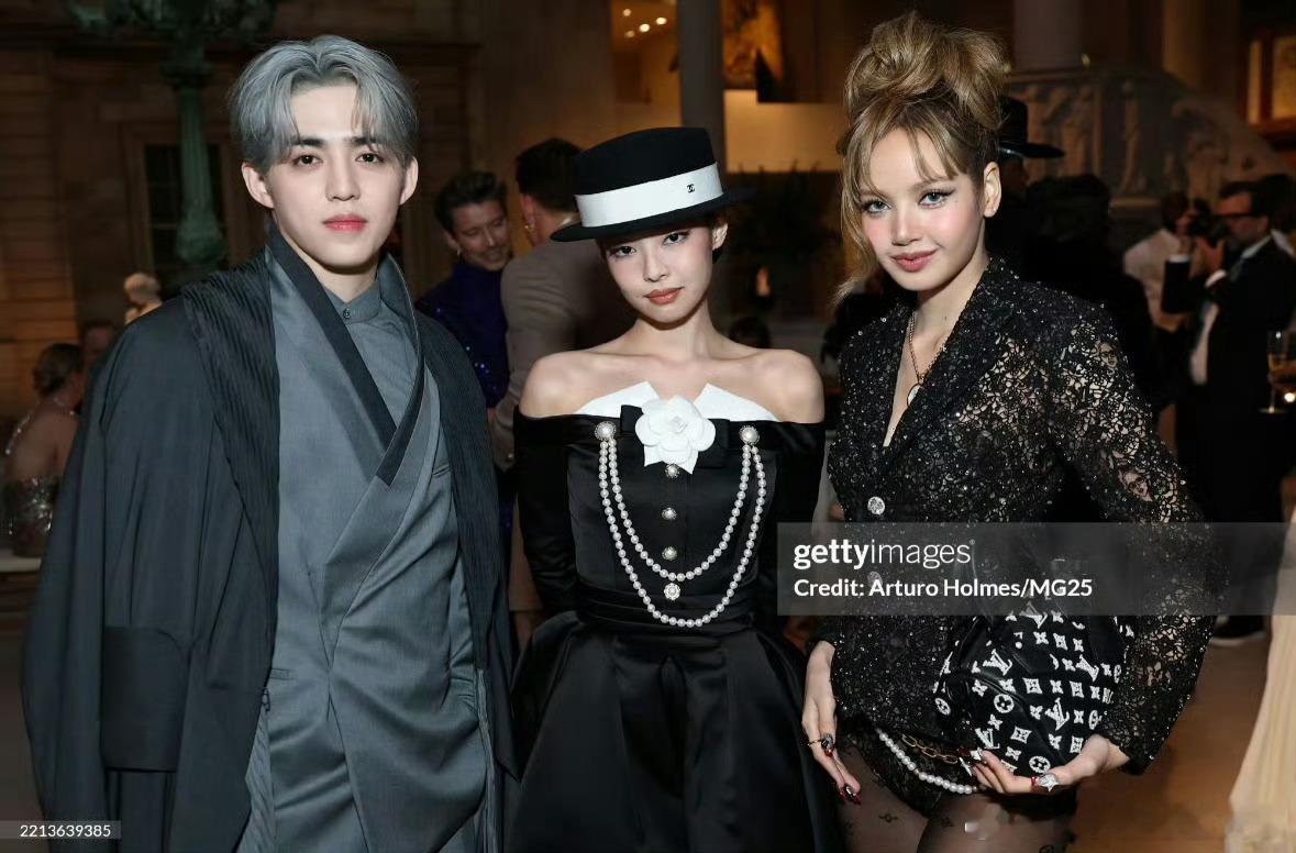 Lisa、Jennie、崔胜澈合照新闻图🙊Jennie真的太像贵族公主了！不愧