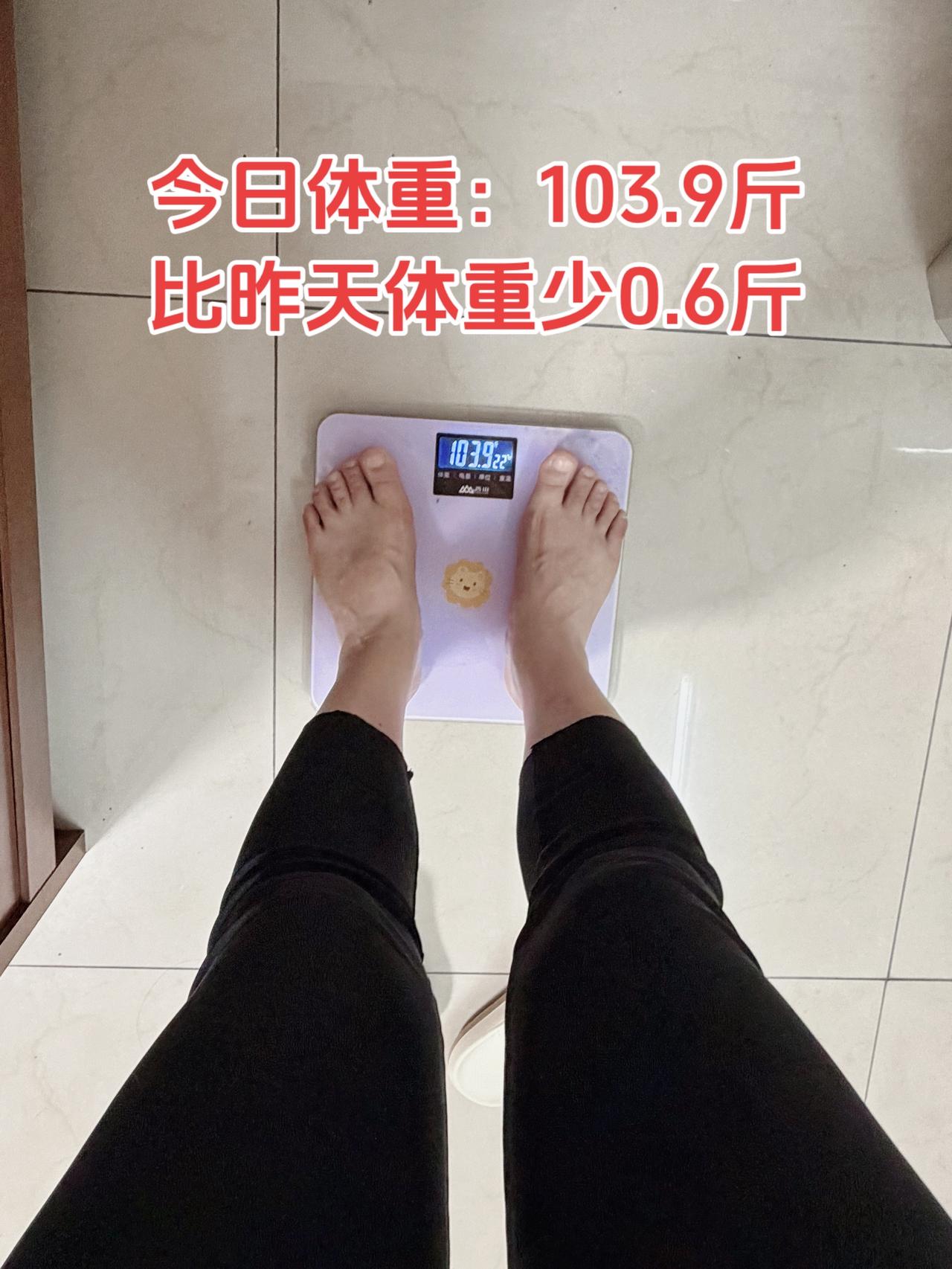 自律减脂健康餐，目标95斤，加油
今日减脂早餐：番茄+南瓜+核桃+鸡蛋+黑咖啡