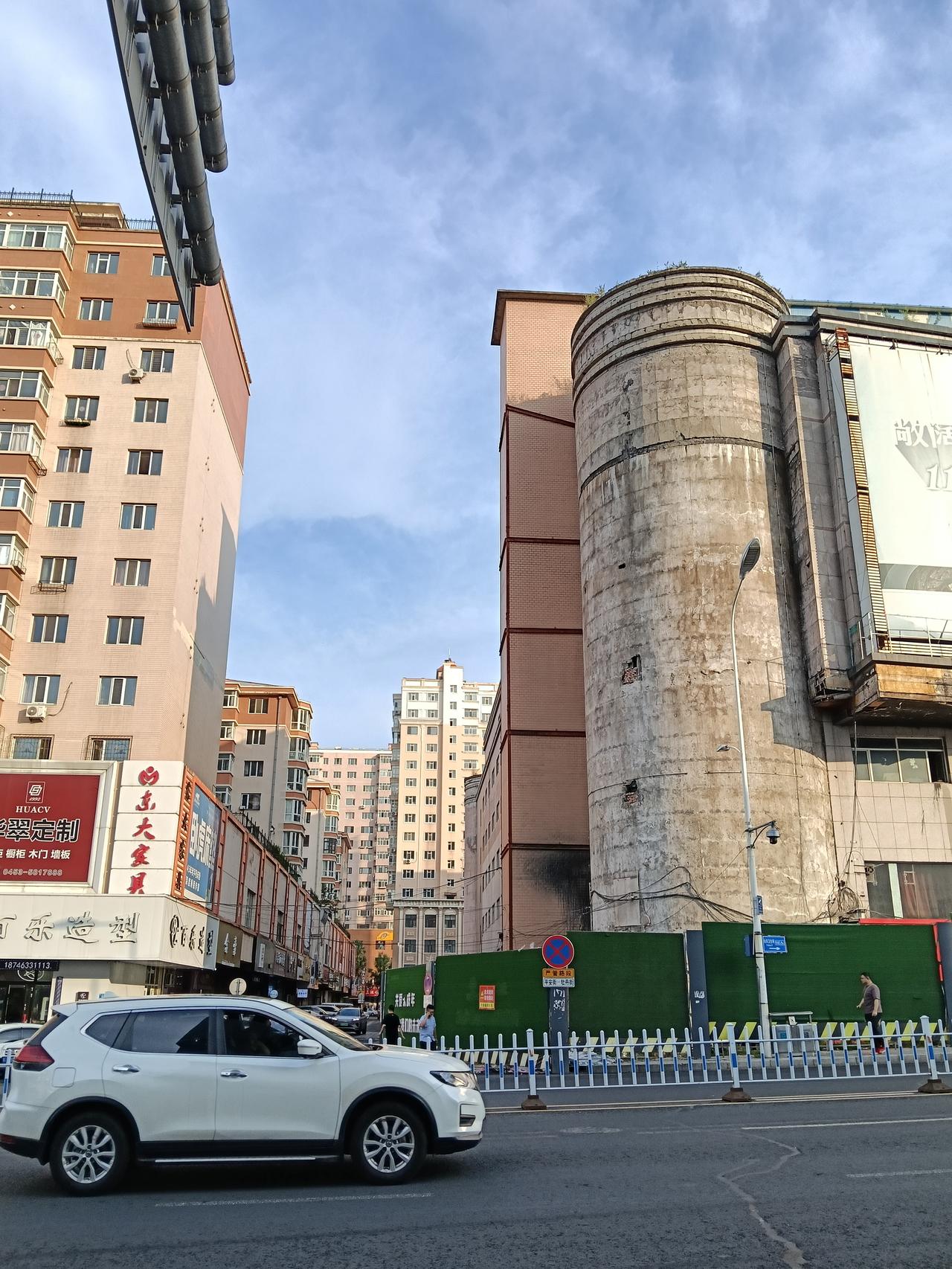 牡丹江的中央红商场的往日今昔，这里也曾经红火一时，还记得在里面买过一条手串呢，花