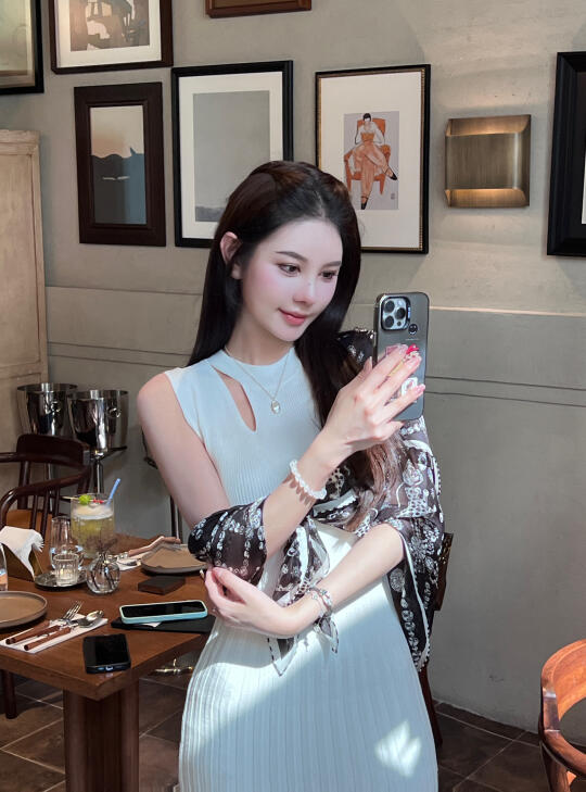 感觉在画展的咖啡厅