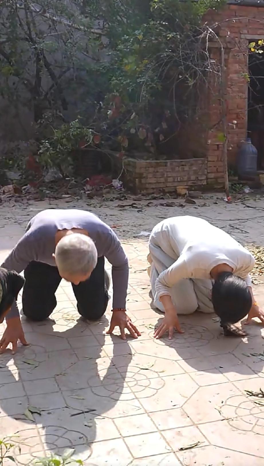 看着爸爸和小登给老房子磕三个头，我的眼泪一下子就出来了，那种感情无法用语言来表达