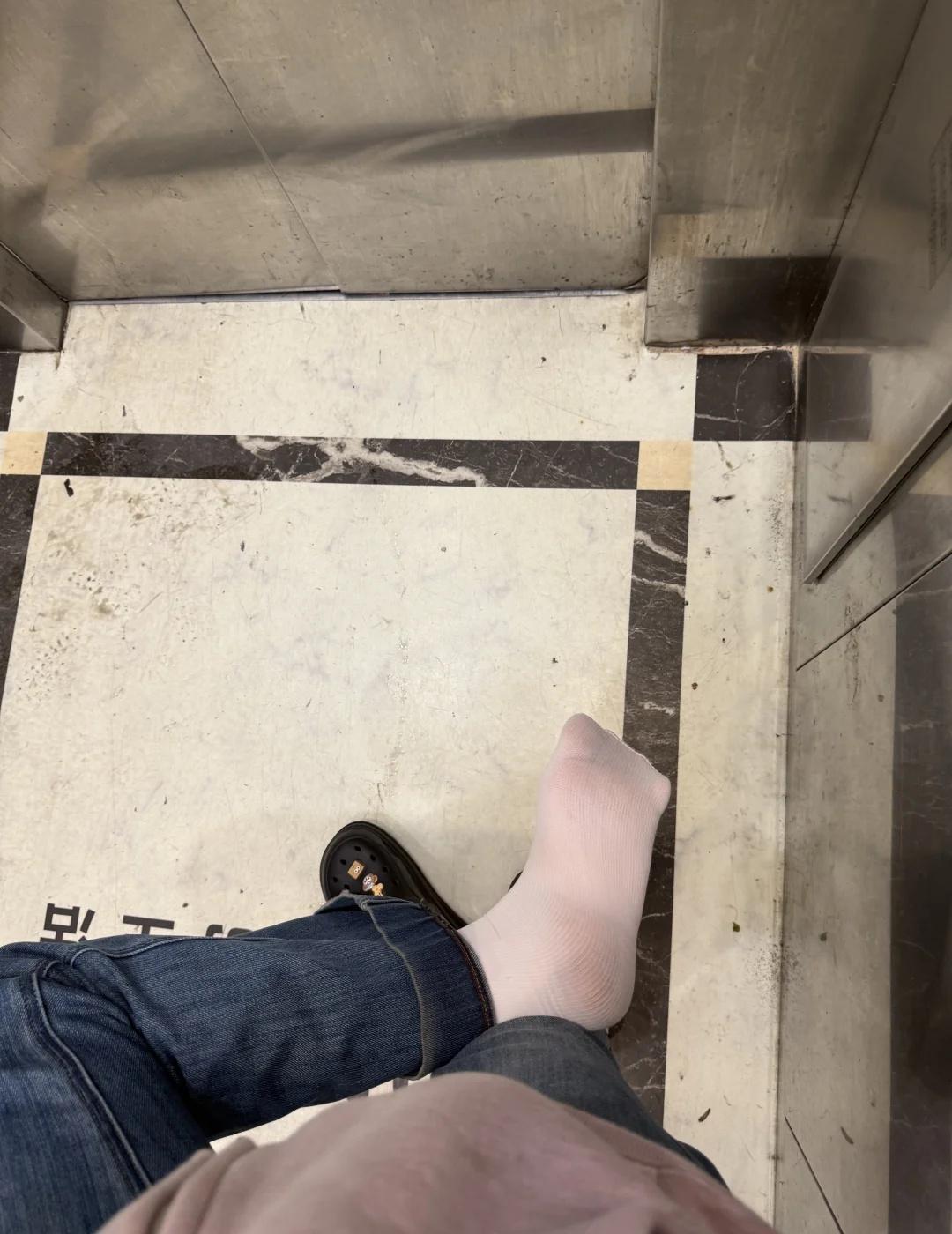 穿了半天，脚都红了